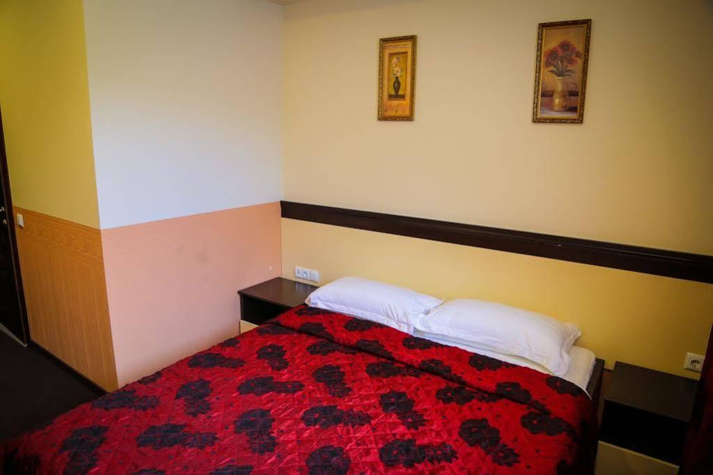 Hotel Mildom Express Almaty Esterno foto