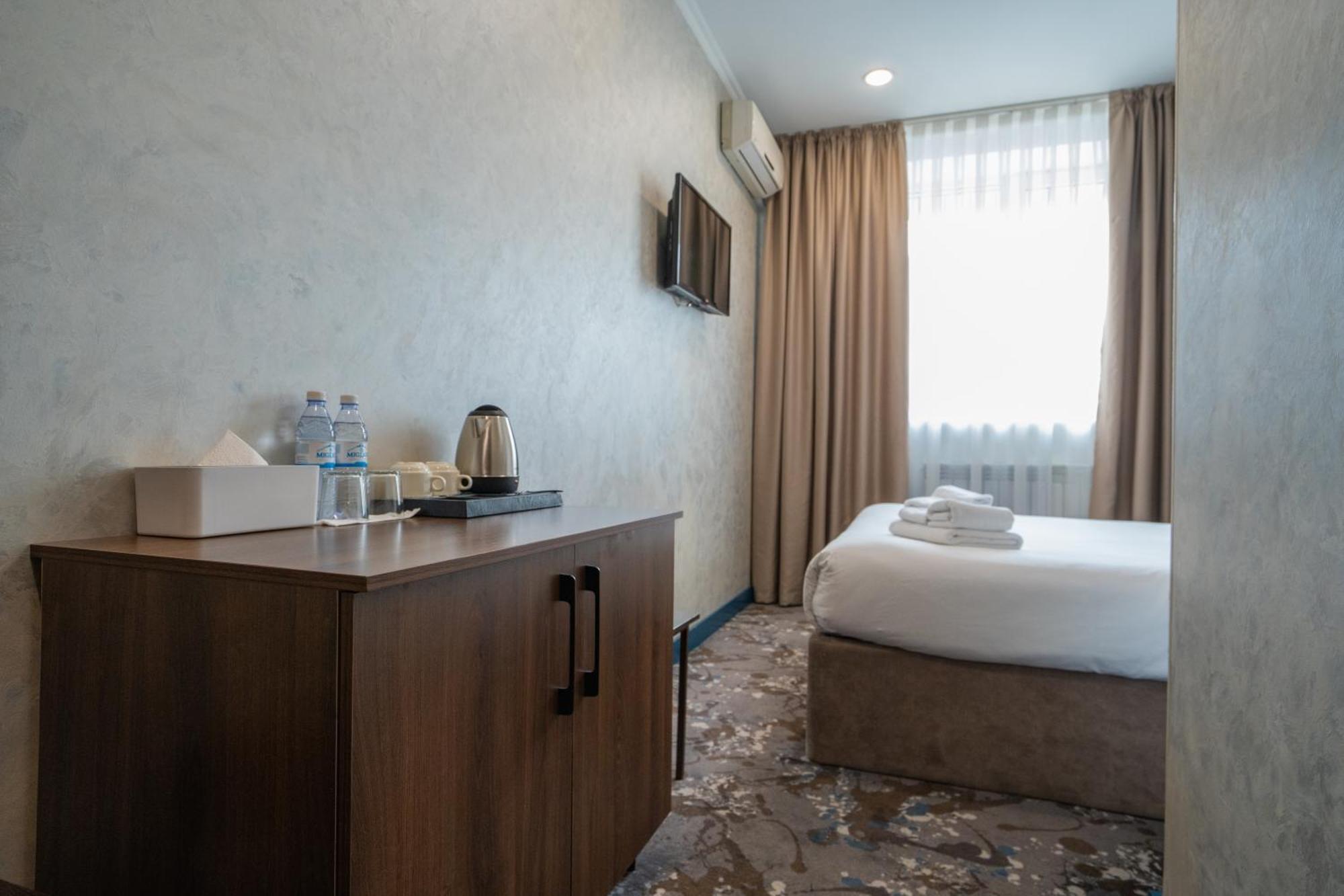 Hotel Mildom Express Almaty Esterno foto
