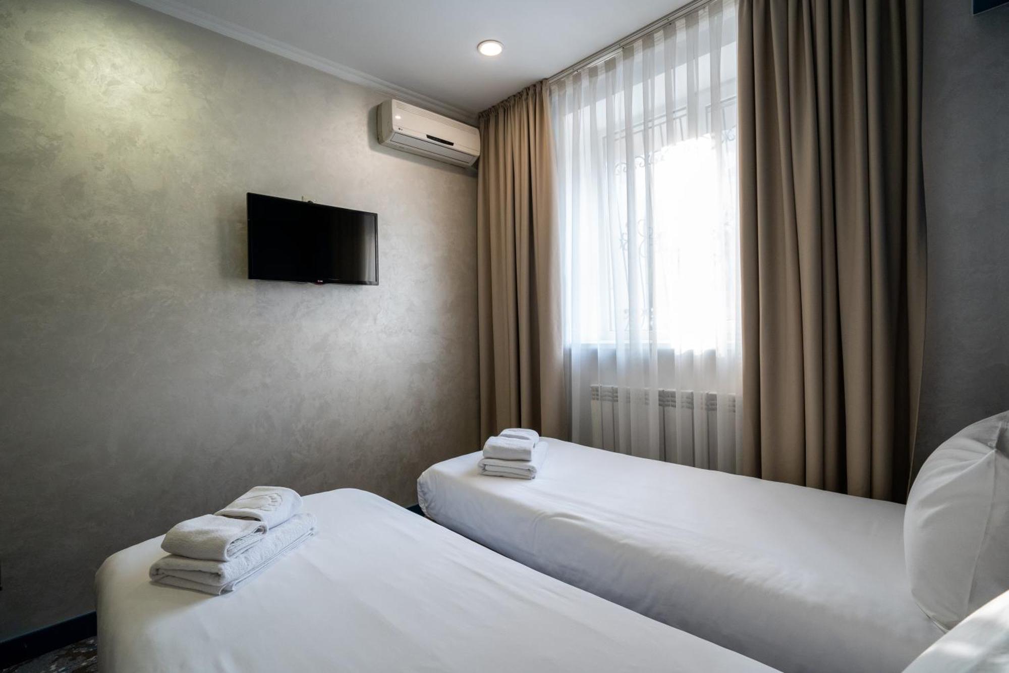 Hotel Mildom Express Almaty Esterno foto